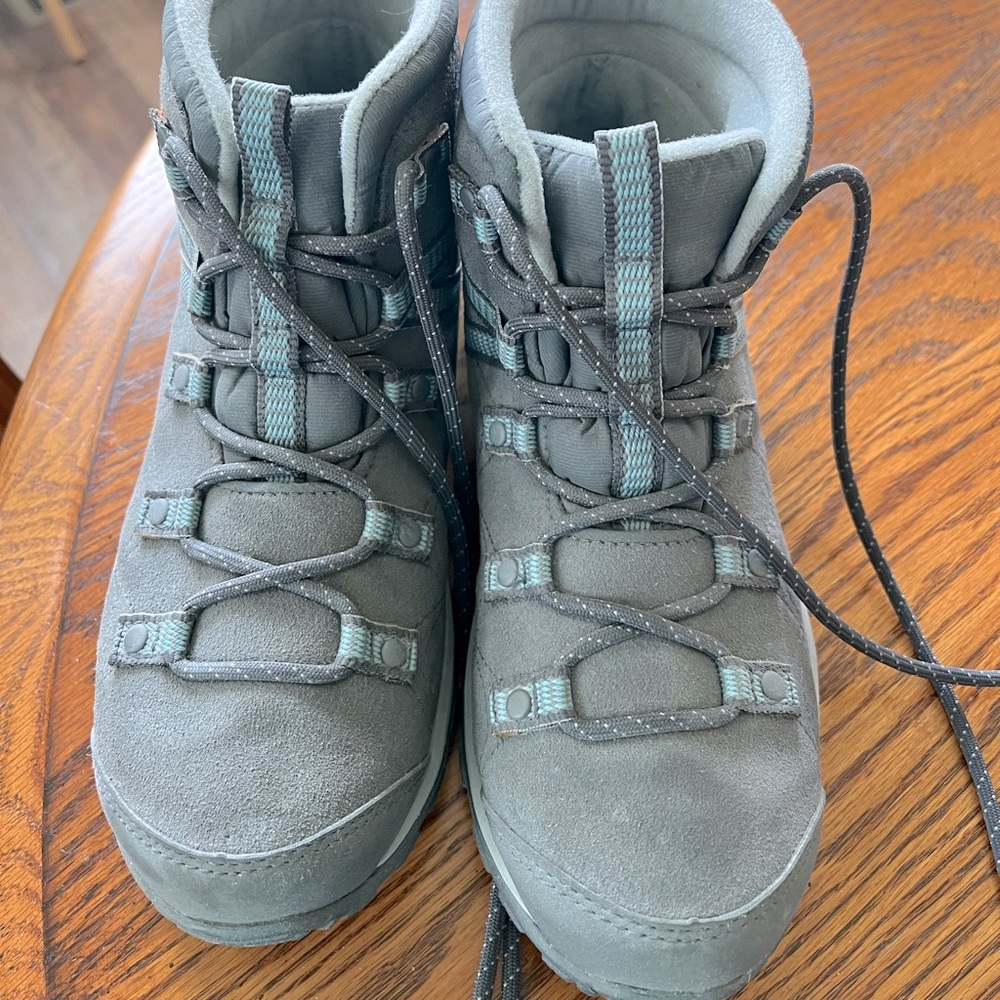 Columbia Hiking Boots Women’s size 7